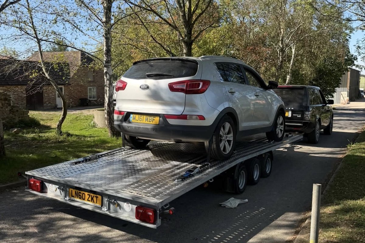 Silver Kia Sportage transported on the Niewiadow Jupiter tri-axle trailer